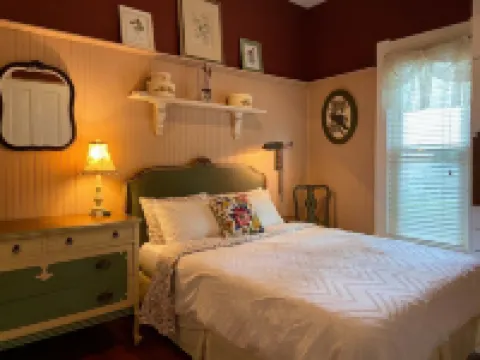 Cozy Cottage Near Town & Nature — Great for Long Stays