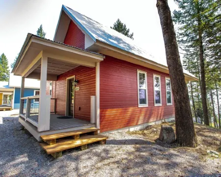 Grand Opening Pricing! 401A Cozy Cabin with views of Flathead Lake 萊克賽德酒店