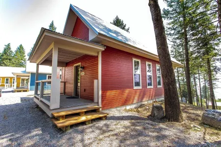 Grand Opening Pricing! 401A Cozy Cabin with views of Flathead Lake Отели в г. Лейксайд