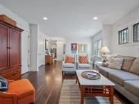 Elegant Flat nestled right off-campus & free parking!