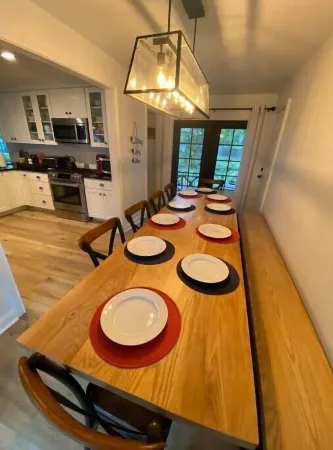 Comfortable, newly renovated home, walk to beach!