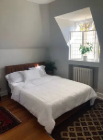 Charming Carriage house apartment in prime  location + Free Parking