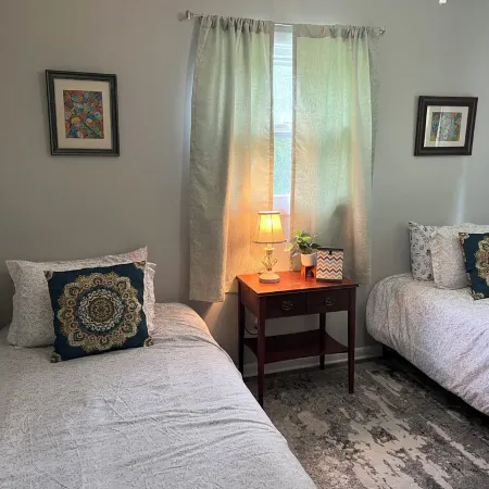 Cozy Bristol Jungalow Apartment- 2 blocks from King College - 2 bd/1 bath