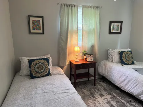 Cozy Bristol Jungalow Apartment- 2 blocks from King College - 2 bd/1 bath - 2-Star