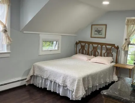 Beautiful historic home in Stony Brook! Отели рядом с достопримечательностью «Поквотт Бич Фронт»