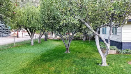 Heavenly Sedona Oak Creek Home - On the Water! Отели рядом с достопримечательностью «Парк штата Слайд Рок»