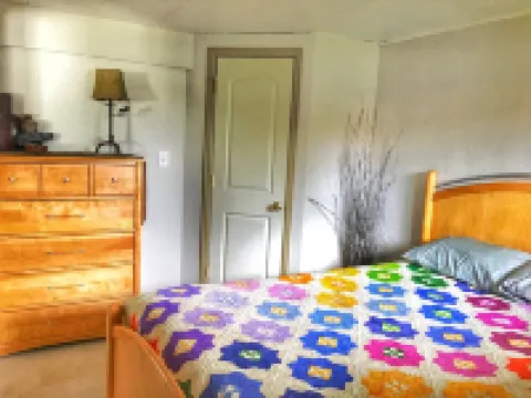 Charming Guest Suite Close to Downtown Golden