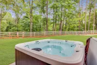 Wow!! Family Friendly Getaway:Hot Tub, Fire Pit, Nature, Wine & Weddings Hotel a Lumpkin County