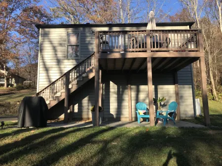 Pete's Place: Forest retreat near wineries, Blue Ridge School, and Shenandoah NP