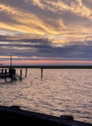 Pristine, airy beach home: sunsets, surf, golf, AC