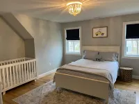 Modern Cape Cod home in vibrant beach community - steps to beach; pool access!! E 팰머스 공공도서관 주변 호텔