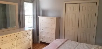 Renovated 4BR/2BA expanded Cape on private quiet street 케이프 코드 레일 트레일 주변 호텔