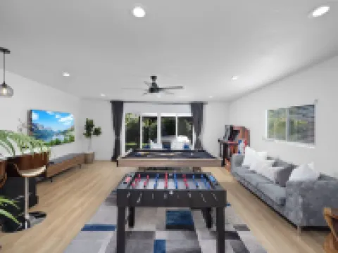 NEW Lux 5BR Villa Near Disney, Knotts, LA, OC w/ Hot Tub & Games Hoteles en Fullerton