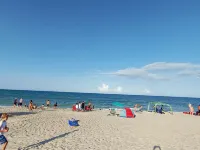 Beachside Pool House with heated pool, Short Walk to the Beach! - プライペートプール