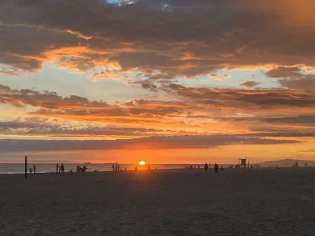 Newly Renovated Casual Modern Home Steps to Beach Отели рядом с достопримечательностью «Ньюпорт-Бич»