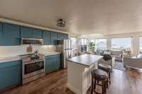 Tranquil ocean view, walk to beach, king suite