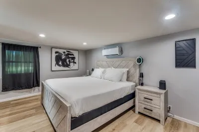 "Stylish Oasis: Modern Comfort! Hotels near Hutchinson City Mall