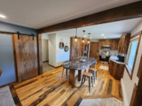 Luxurious remodel near historic downtown Hudson! Hotels in Hudson