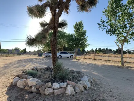 Cozy Loft Studio Getaway Отели в г. Квартц Хилл