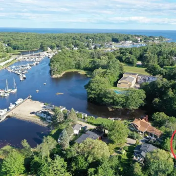 Waterfront Coastal Cottage in Kennebunk, Maine