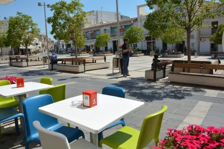 Bright apartment overlooking the beach and direct access to the sea