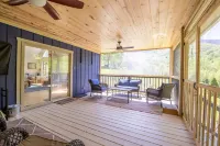 Charming Mtn Lodge, Fire Pit, Mtn View, WiFi, Grill, Treehouse, Close to Town!