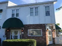 Tiffany's Premier Studio Vacation Rental Downtown Mackinaw City Hotel dekat Old Mackinac Point Lighthouse