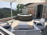 A newly renovated, stylish 2 bedroom apartment with amazing sea view