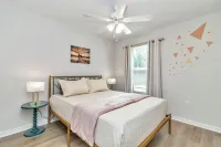 Bright & Colorful Oasis 10 Min from Rainbow Springs - Dogs Stay Free!