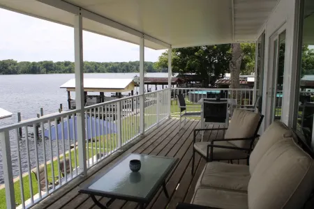 Riverfront Retreat-Private Dock; Fishing, Boating & Peaceful Getaway in Welaka