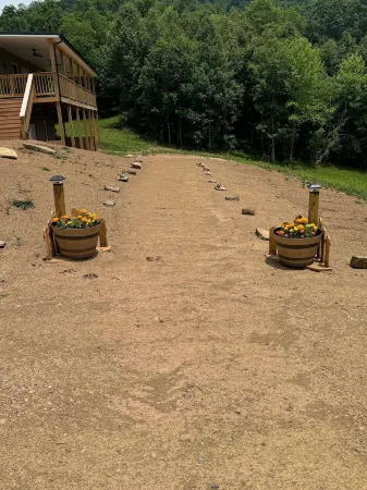 Spacious family friendly 4-BR property with AC, Fireplace and WiFi in Sutton, WV Отели в г. Брэкстон