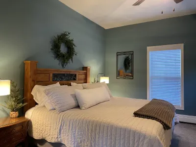 Walking distance to Downtown Historic Main Street and Outlaw Square