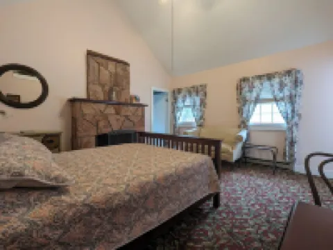 2BR Mountain Cabin - with Hot out the oven Baked Breakfast each morning!!