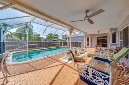 MODERN HOME WITH HEATED POOL! CLOSE TO SAWGRASS MILLS MALL! FLEXIBLE CHECK IN