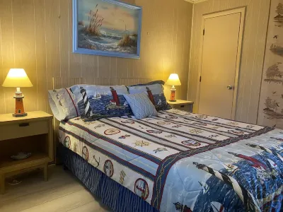Cozy Ocean-Block and Centrally Located Condo with a Balcony Hotels in 
