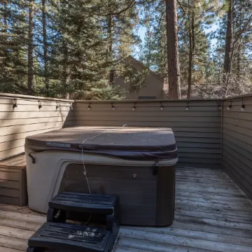 Newly Renovated Sunriver Gem! 12 SHARC passes, Bikes, Ping Pong Table, Hot Tub!