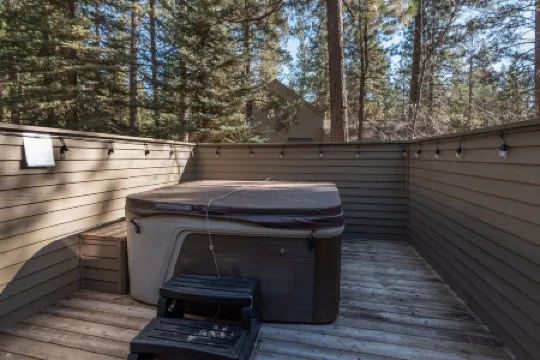 Newly Renovated Sunriver Gem! 12 SHARC passes, Bikes, Ping Pong Table, Hot Tub!