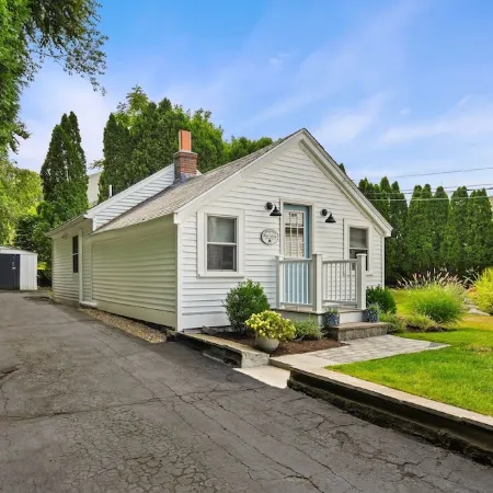 Shore Cottage - Coastal gem, a traveler favorite! Outdoor patio, central AC.