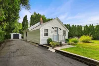 Shore Cottage - Coastal gem, a traveler favorite! Outdoor patio, central AC.