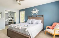 Cheerful Sound Side Condo