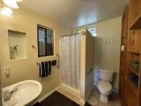 Private Banana Tree Cottage with Ocean Views Hotel dekat Kohala Mountain Range