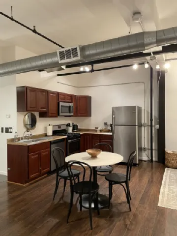 Spacious Loft in Historic Baggs Square