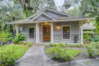 Walk to Coligny,  beach, shops, Pvt heated pool, new furnishings, tvs for 2024