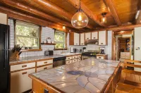 Permitted Charming Log House Farm Stay! Upcountry Maui. Magical and Peaceful!