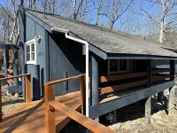 Cozy Treehouse 2-bedroom cabin in beautiful 4-season Massanutten Resort