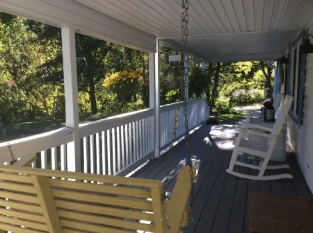 Robena's Place; Just 7 miles to Biltmore House or Downtown Asheville. Отели рядом с достопримечательностью «Chatlos Memorial Chapel»