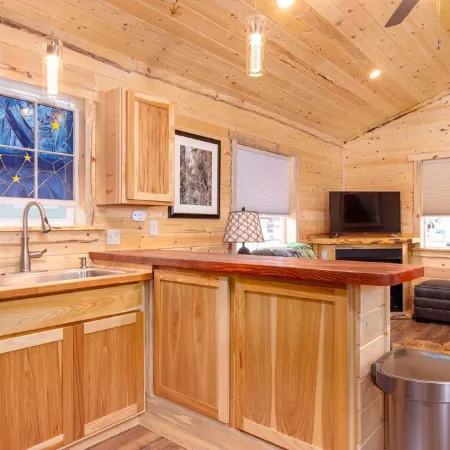 Kade's Cabin || 2 bed 1 bath urban cabin