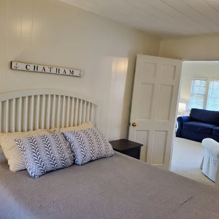 Spacious, private cottage just a few minutes walk to Ridgevale Beach!