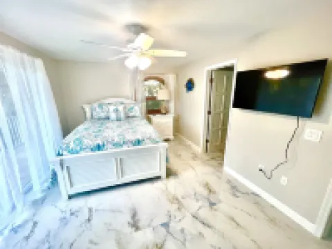 “RENOVATED Gorgeous House with ocean views from balconies, with Hot Tub & Pool”