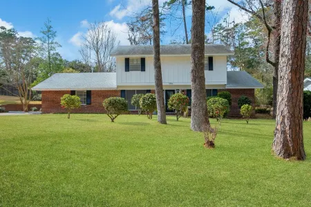 Camellia's Garden \\ 6 Bedrooms \\ 9 Beds \\ Patio Garden \\ Fountain \\ Park